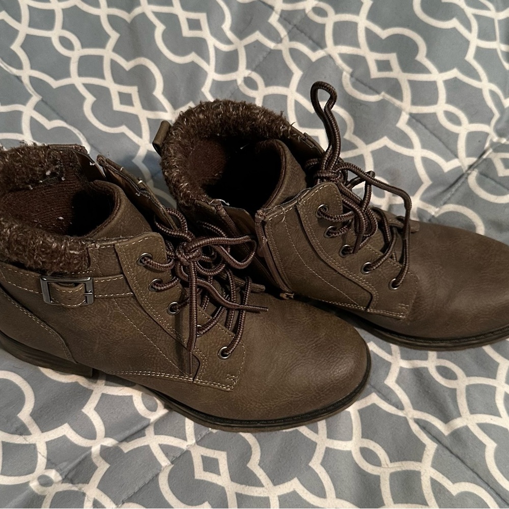 Sporto Brown Ankle Boots with Lace-Up Closure